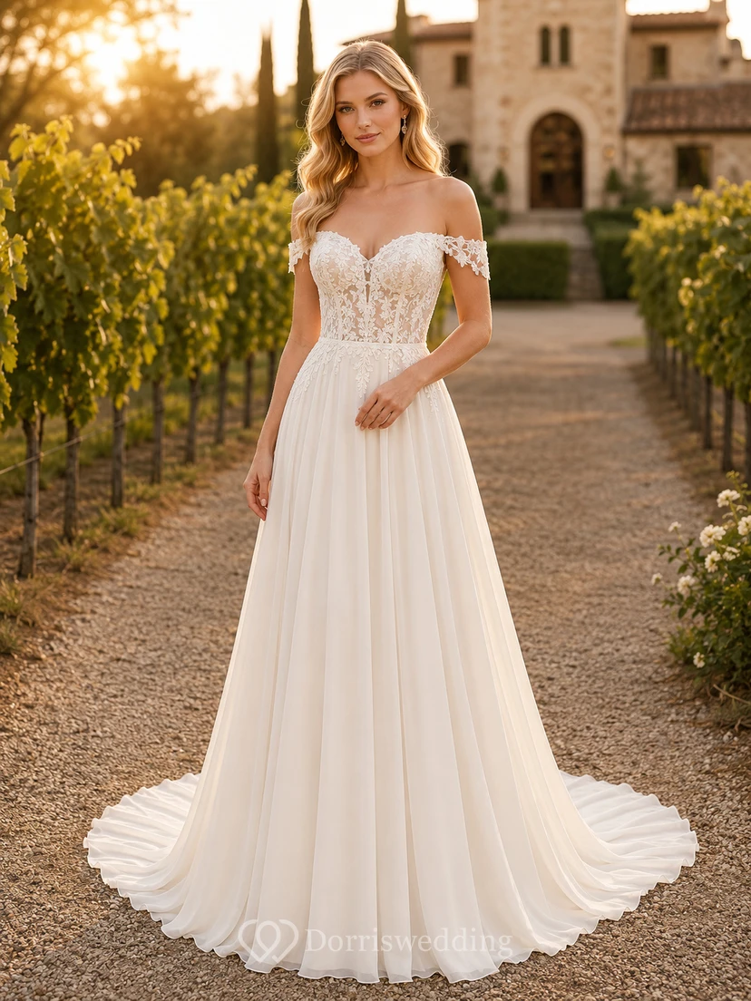Robe de mariée en mousseline et dentelle, coupe trapèze, épaules dénudées, traîne.