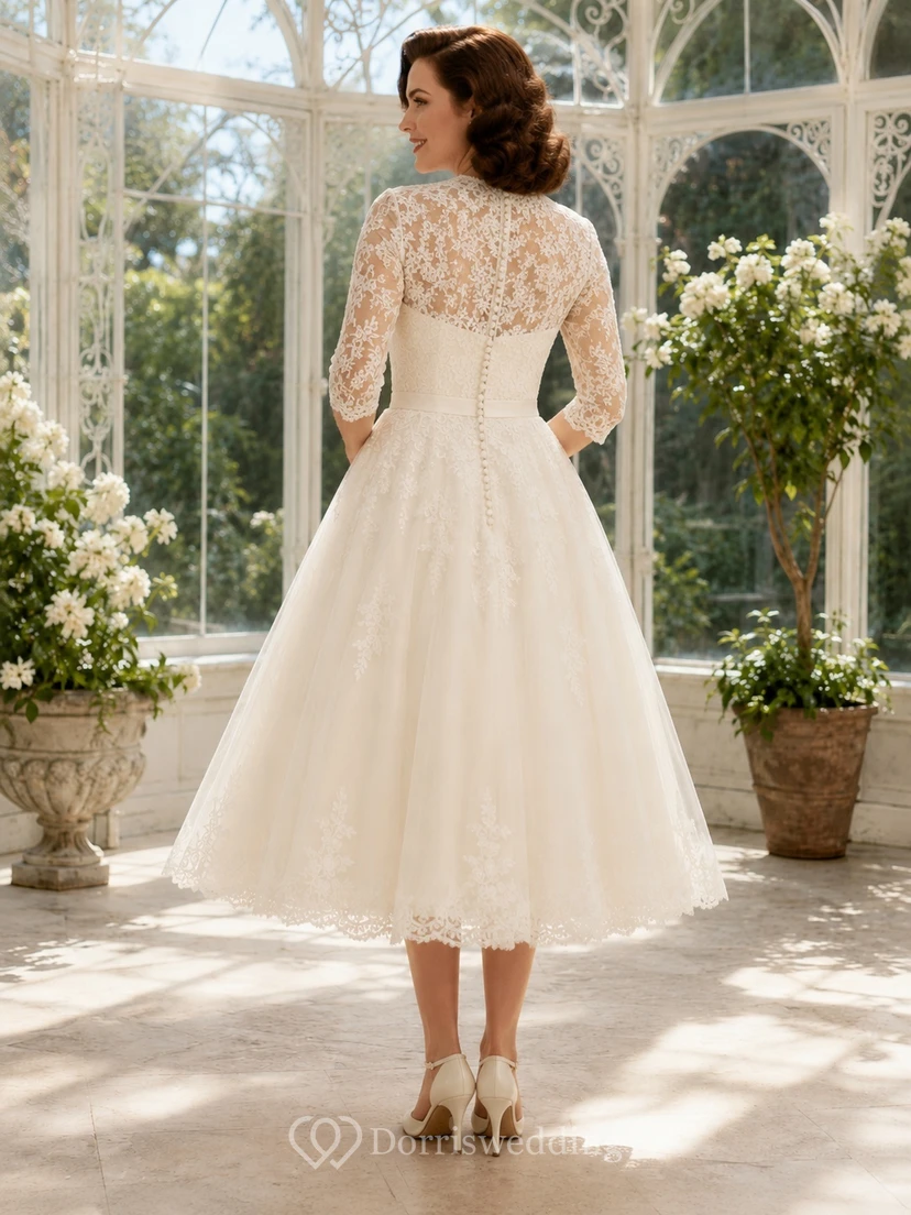 Vintage-Brautkleid aus den 1950er Jahren: Teelänge, mit Schmucksteinen, Dreiviertelärmeln, A-Linie und Spitze, schlicht und elegant. view 2