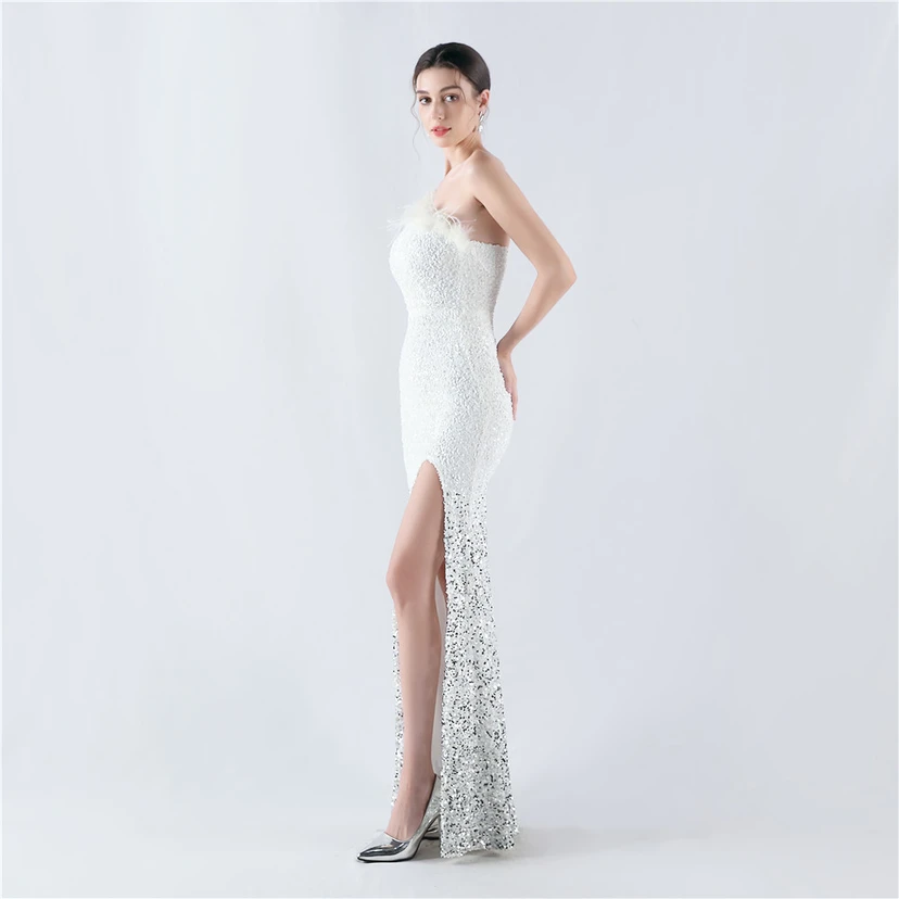 Robe de soirée longue à une épaule, ornée de plumes d'autruche, de perles et de sequins, avec col asymétrique et fente haute. view 3