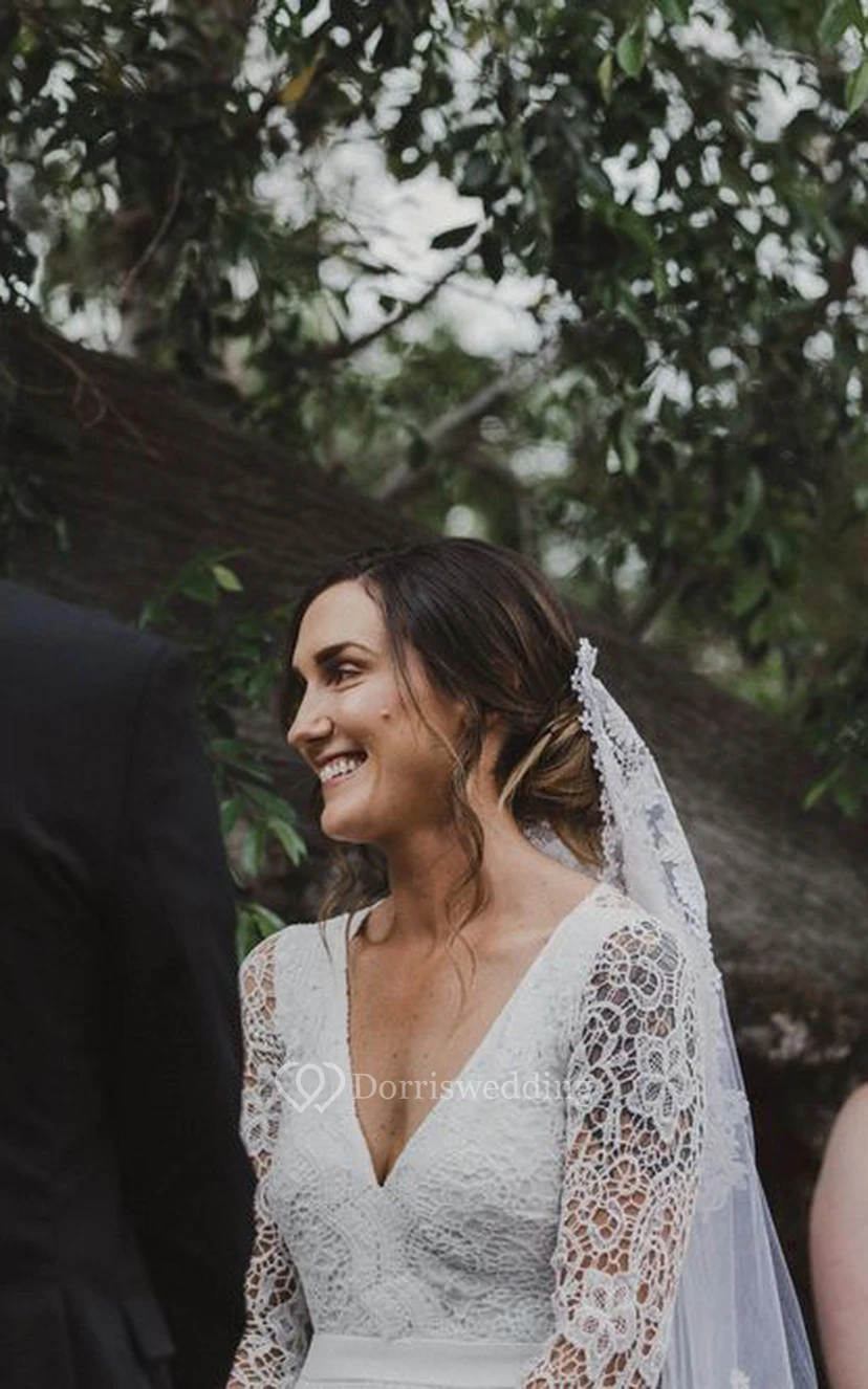 Lässiges Boho-Hochzeitskleid im Etui-Stil mit V-Ausschnitt, transparenten, voluminösen Ärmeln und offenem Rücken view 3