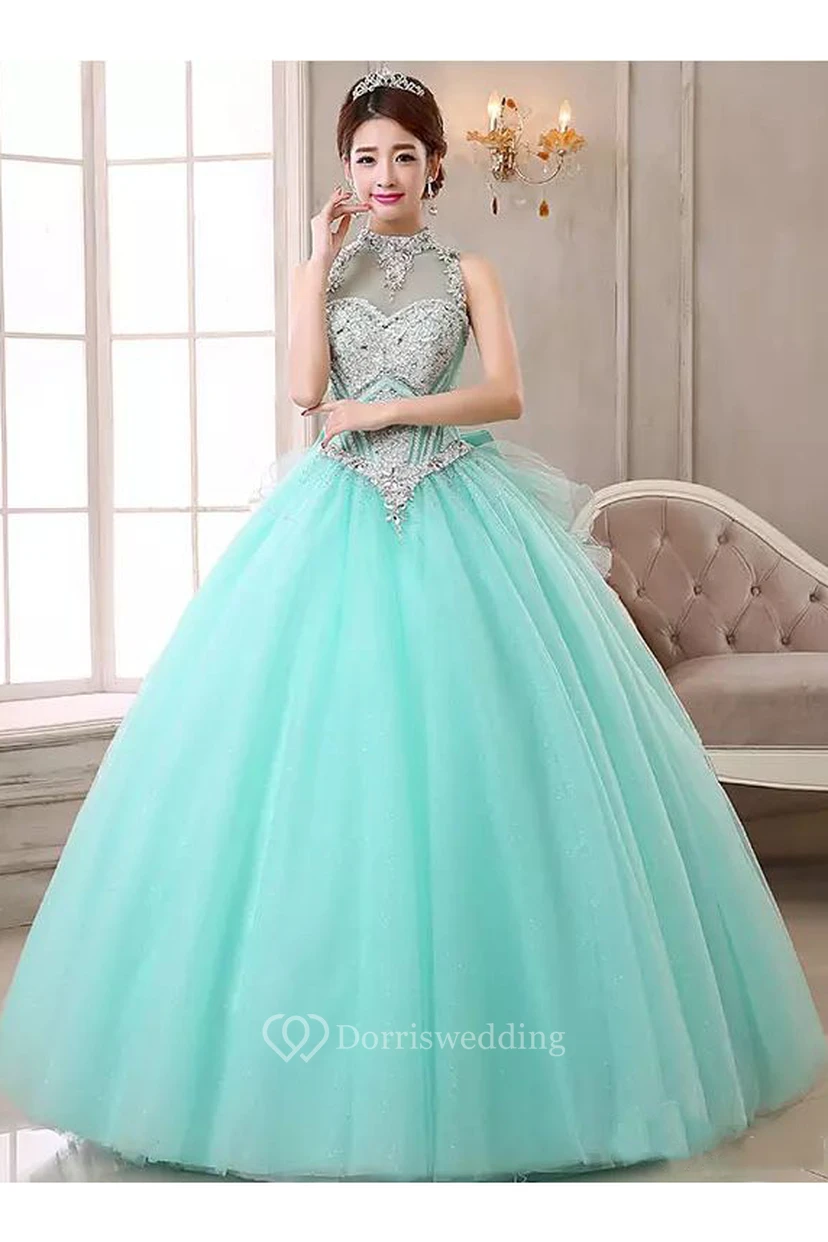 Vestido de fiesta largo de organza y tul sin mangas con cuello alto y abertura en la espalda con cordones. view 5