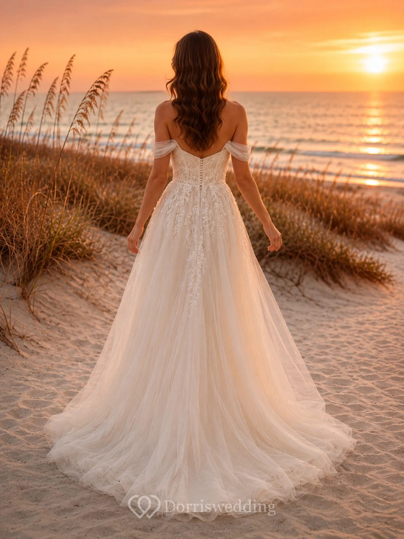 Vestido de novia de tul y gasa para la playa, corte en A, hombros descubiertos, cola larga. view 2