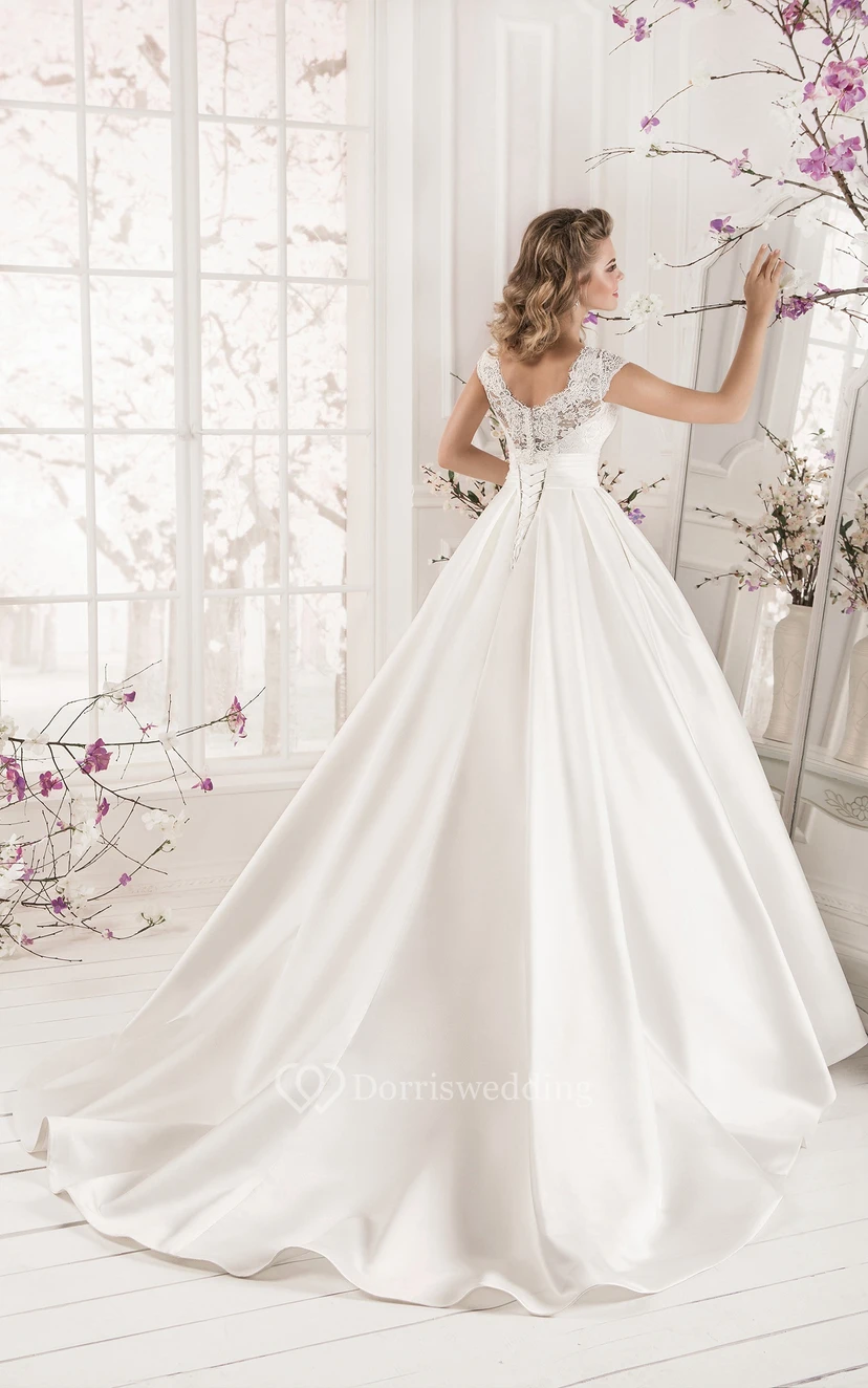 Kommunionkleid aus Satin mit kurzen Ärmeln, langem Spitzenoberteil und Schnürung am Rücken view 3