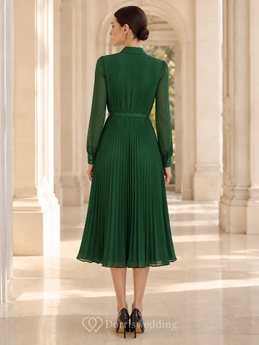 Grünes, hochgeschlossenes, langärmeliges, geknöpftes, plissiertes Samtkleid in Teelänge und A-Linie im Vintage-Stil view 2