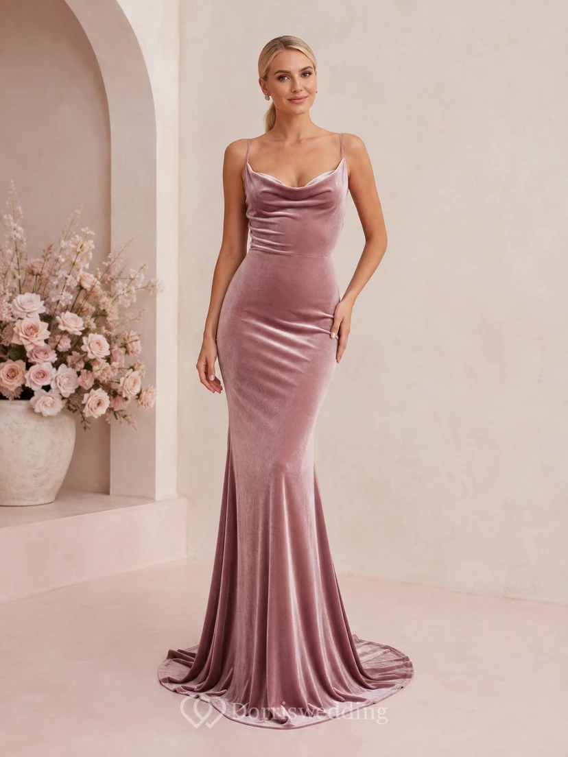 Vestido de noche sexy de seda color rosa empolvado líquido con escote drapeado, tirantes finos y cola larga, confeccionado en charmeuse.