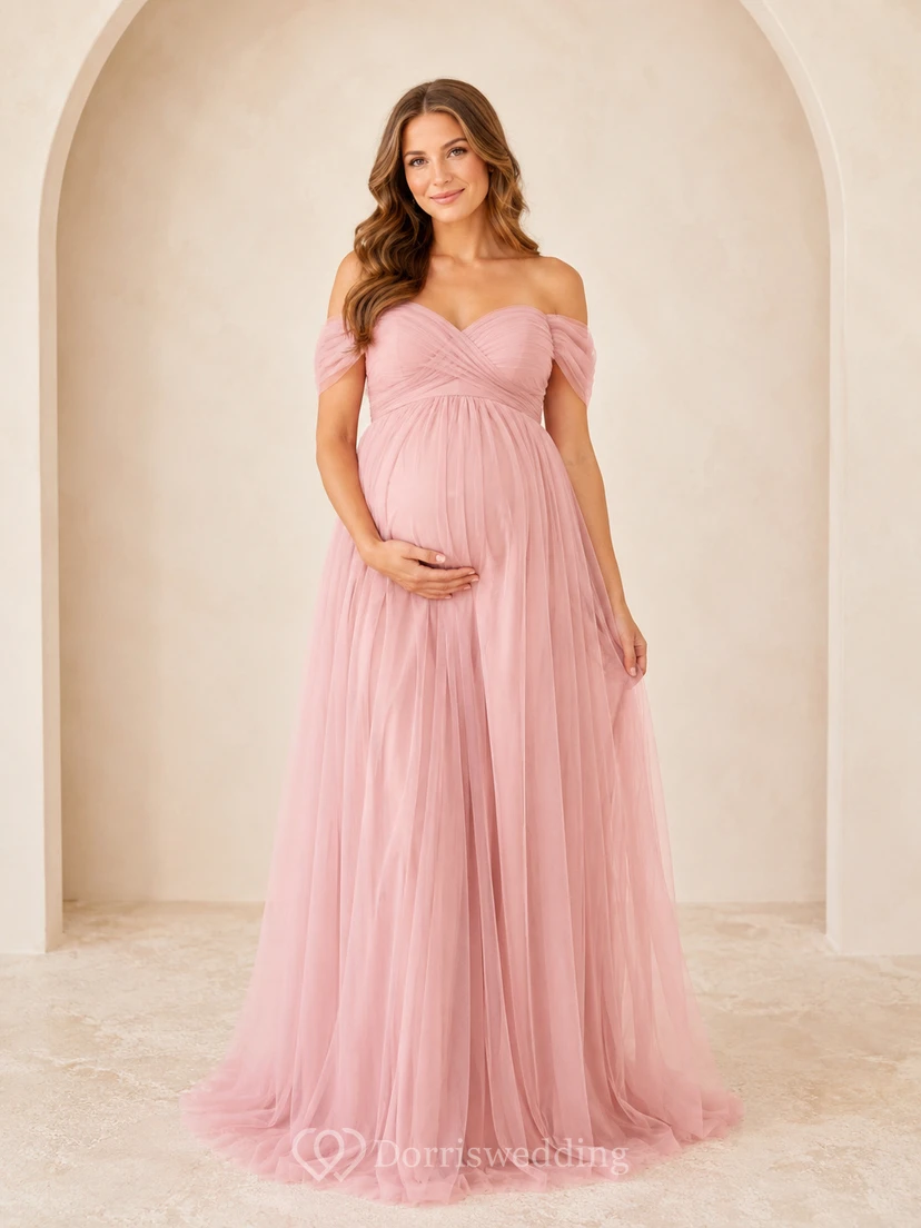 Robe de demoiselle d'honneur de maternité rose poudré, épaules dénudées, coupe empire, en tulle, longueur au sol.