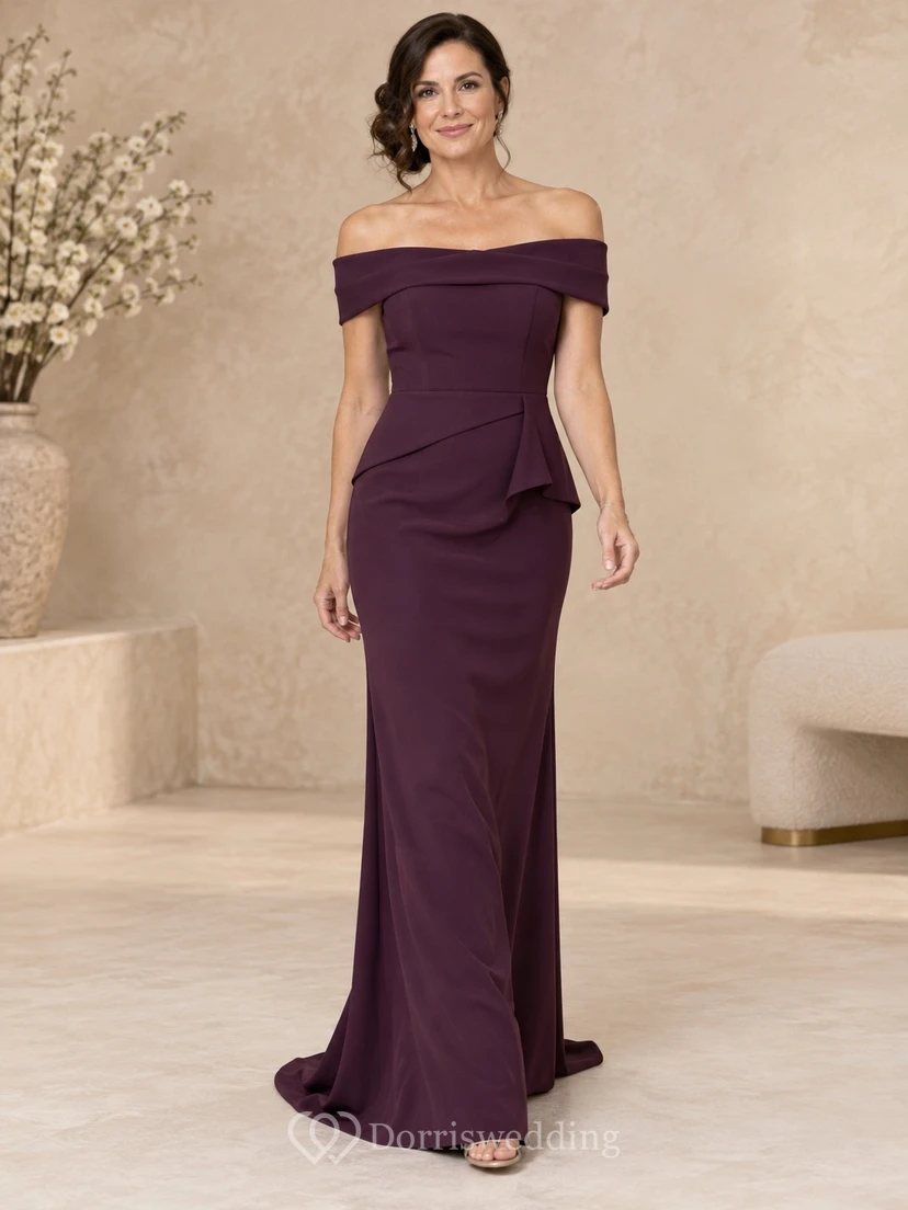 Vestido de noche formal de corte recto color ciruela con escote de hombros descubiertos, peplum angular y cola larga.