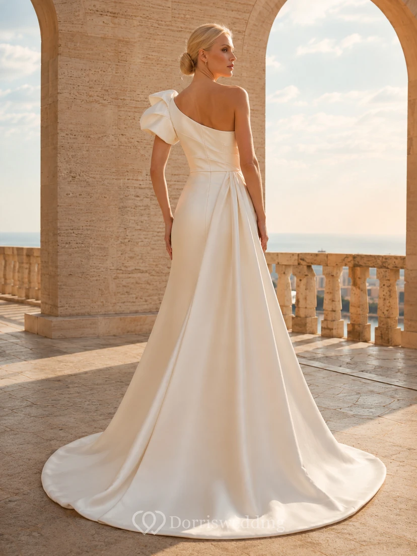 Robe de mariée asymétrique en satin à nœud sur une épaule, coupe trapèze drapée, style chapelle, style cape. view 2