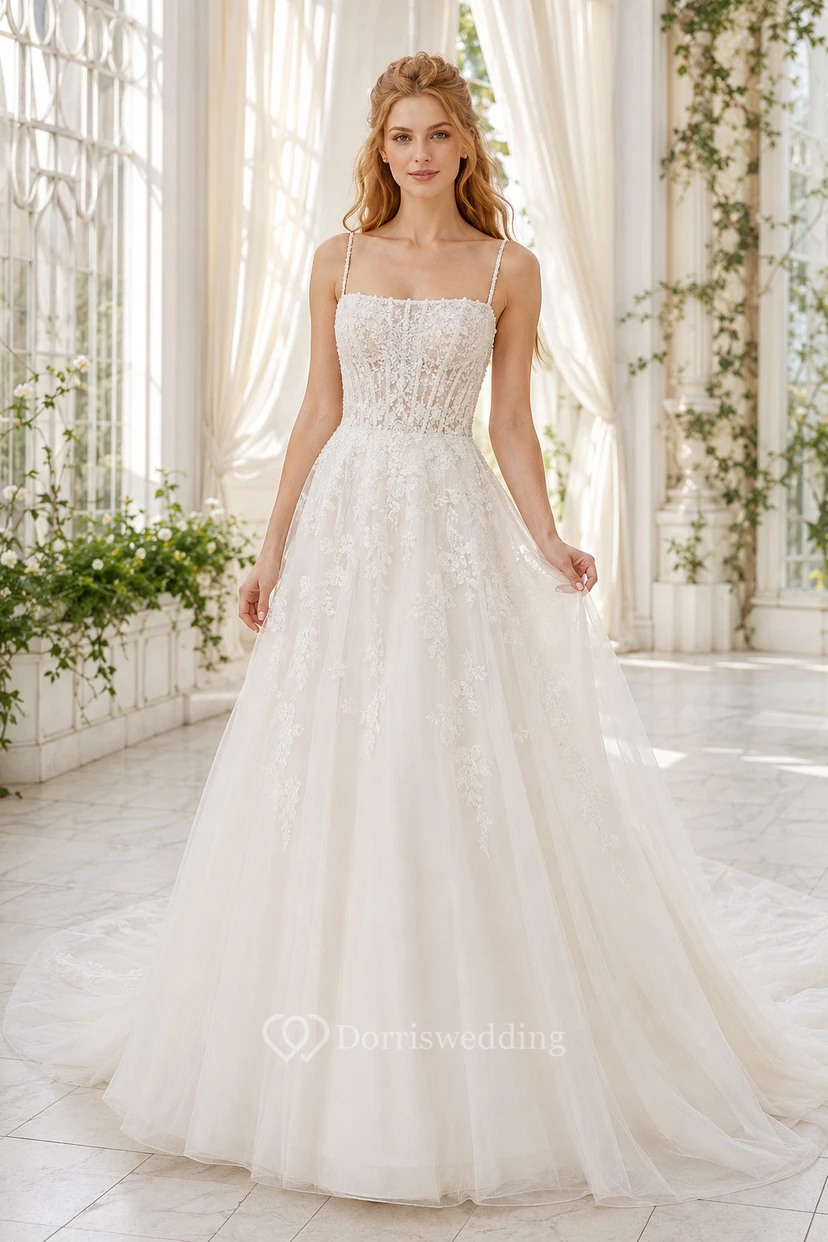 Vestido de novia de tul de corte A con corpiño de encaje de escote cuadrado y cola.