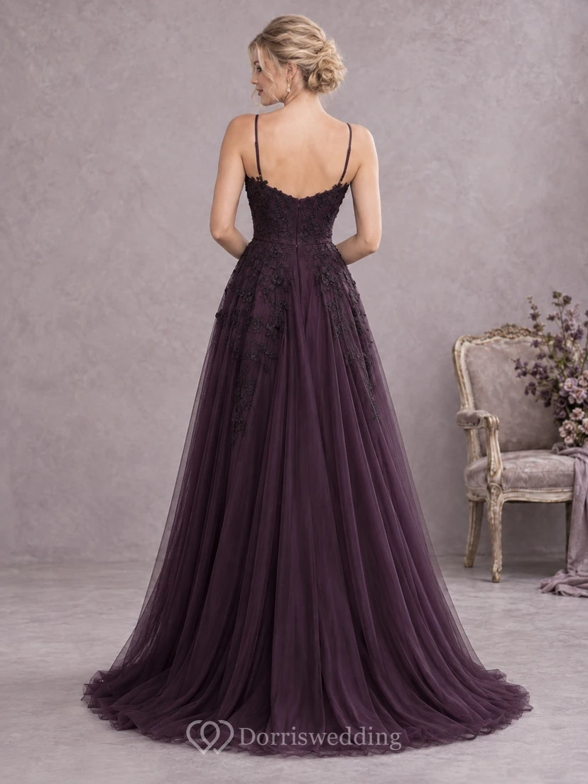 Vestido de dama de honor romántico sin mangas, largo, estilo gótico morado oscuro, con tirantes finos, escote corazón, encaje y tul. view 2