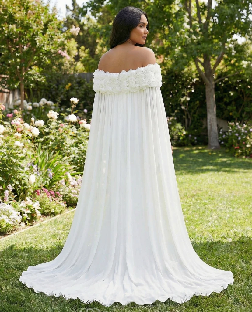 Vestido de novia premamá con capa floral y hombros descubiertos y falda elegante estilo sirena. view 2