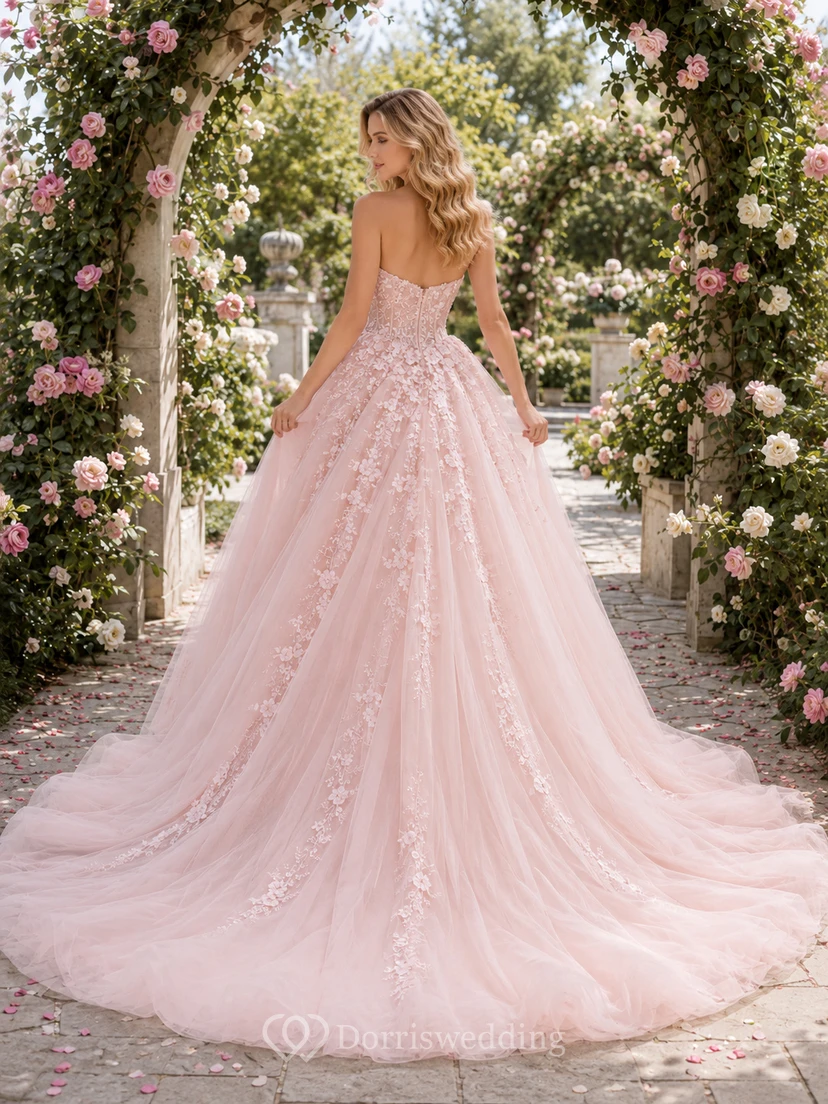Vestido de novia de gala color rosa empolvado sin tirantes con apliques florales de tul y vestido de jardín view 2