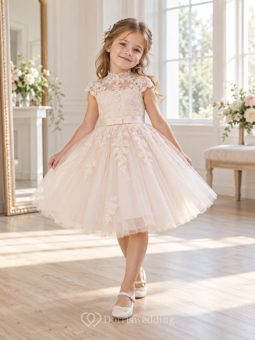 Vestido de niña de flores de corte A con cuello alto, largo hasta la rodilla, estampado floral en color rosa empolvado, tul y mangas cortas con apliques.