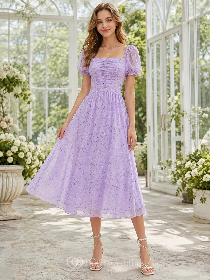Robe romantique en mousseline lavande à manches bouffantes, col carré et coupe trapèze, longueur thé, coupe A, en mousseline, longueur thé.