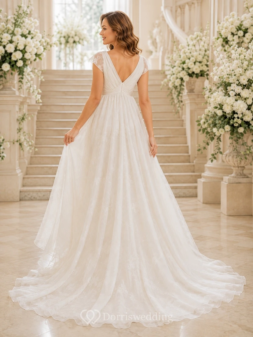 Vestido de novia sin mangas, ligero, de tul, con escote corazón, falda escalonada y cola larga. view 2