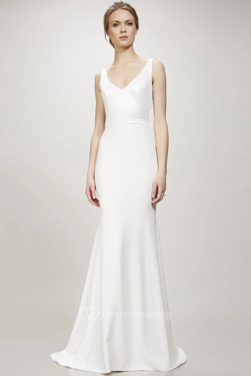Langes, schlichtes Brautkleid mit V-Ausschnitt, Schleppe und V-Rücken