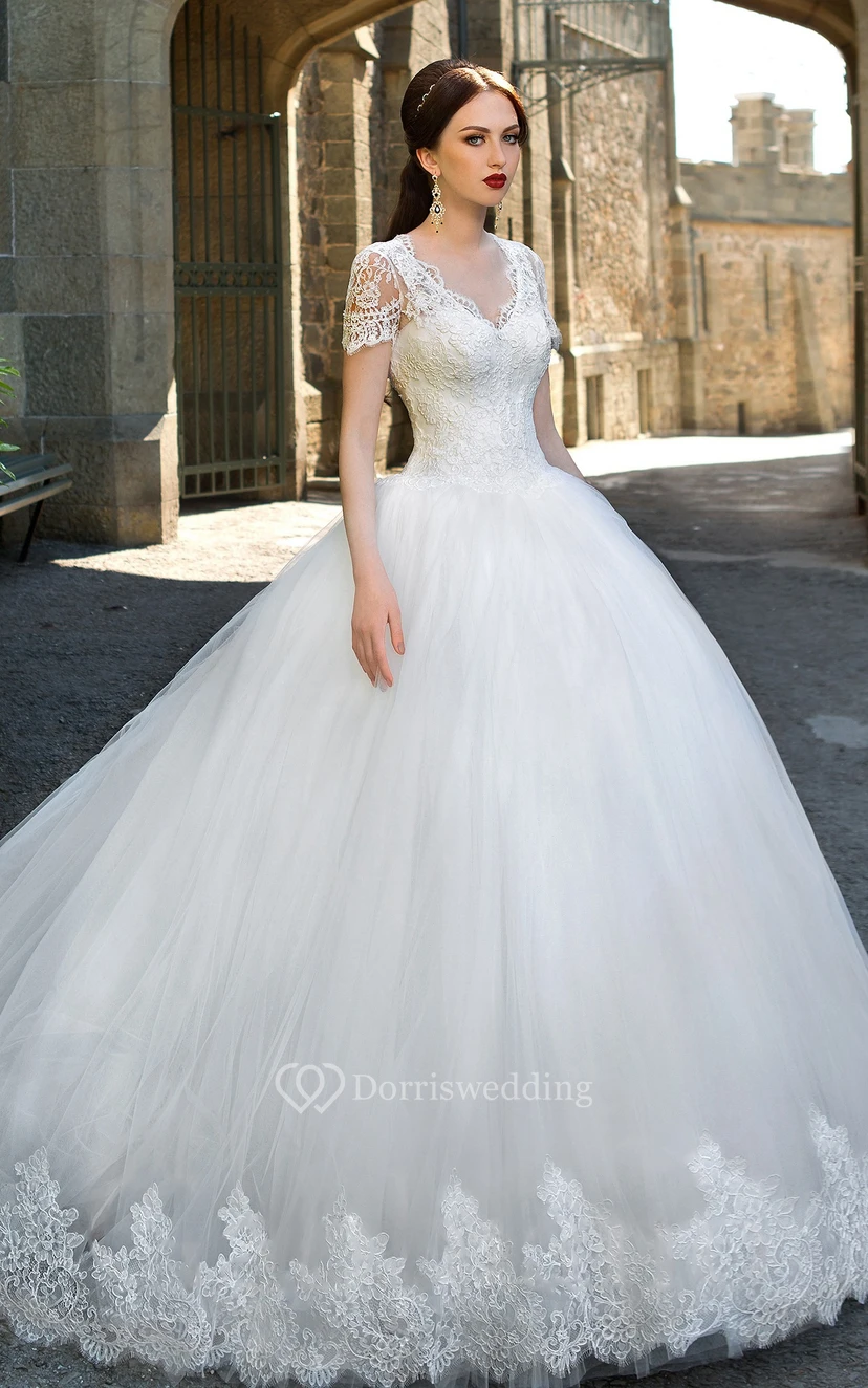 Langes Ballkleid mit V-Ausschnitt, kurzen Ärmeln, Reißverschluss, Tüll und Applikationen
