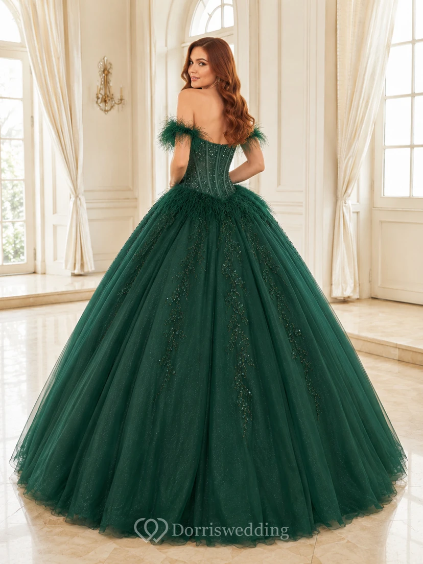 Vestido de gala formal de princesa para quinceañera, color verde oscuro, lujoso, con hombros descubiertos, plumas y purpurina. view 2