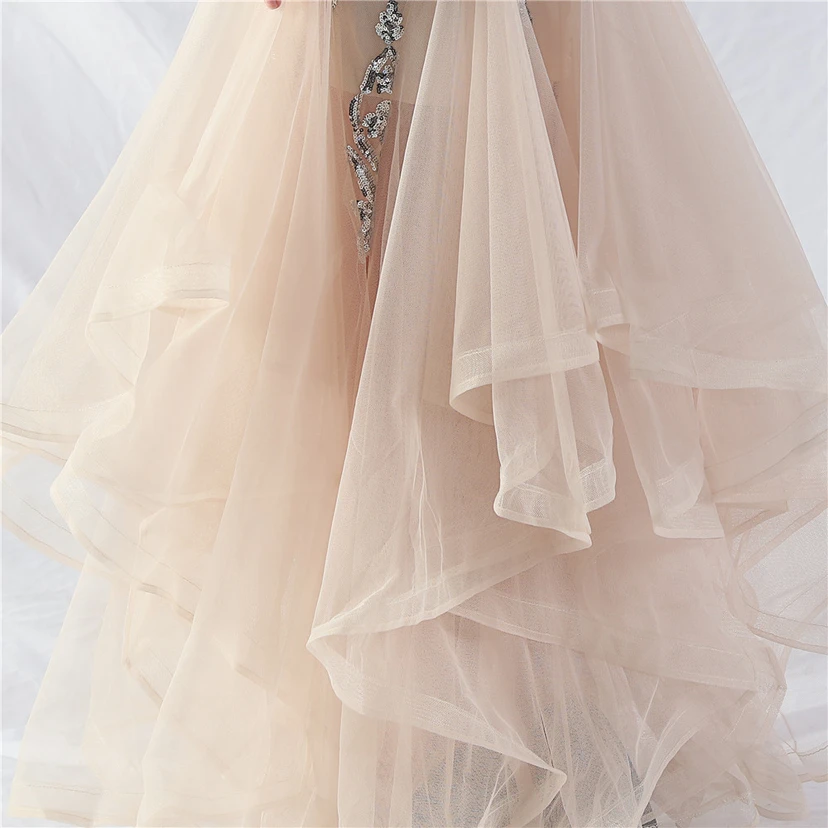 Robe de danse artisanale en filet rigide orné de plumes d'autruche, de perles et de fleurs, confectionnée en maille. view 66
