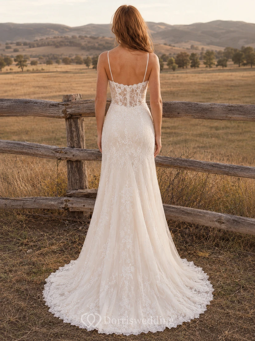 Robe de mariée champêtre en tulle et dentelle, coupe sirène, bretelles fines, traîne courte et dos nu plongeant. view 2