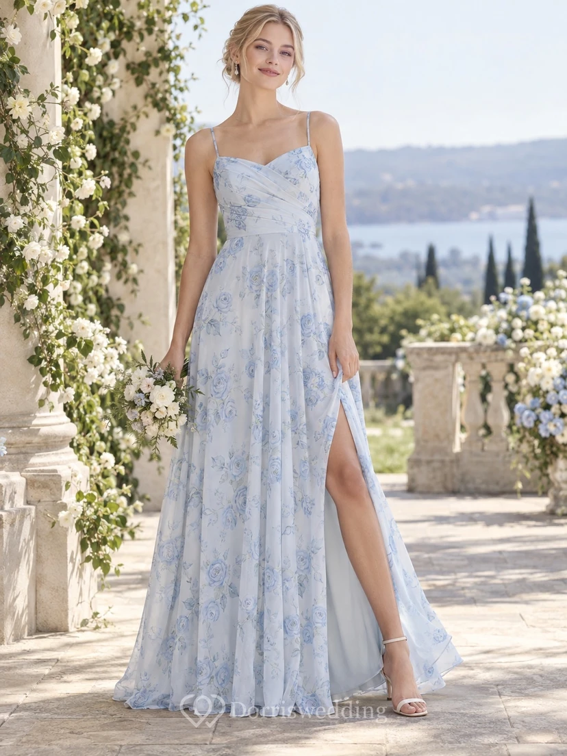 Vestido de dama de honor de gasa largo hasta el suelo, con escote cuadrado, tirantes finos, abertura lateral y estampado de rosas azul cielo. view 2