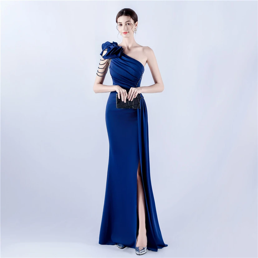 Vestido de noche de satén plisado con hombros descubiertos y escote alto, bordado a mano con cuentas y flores, para mujer. view 31