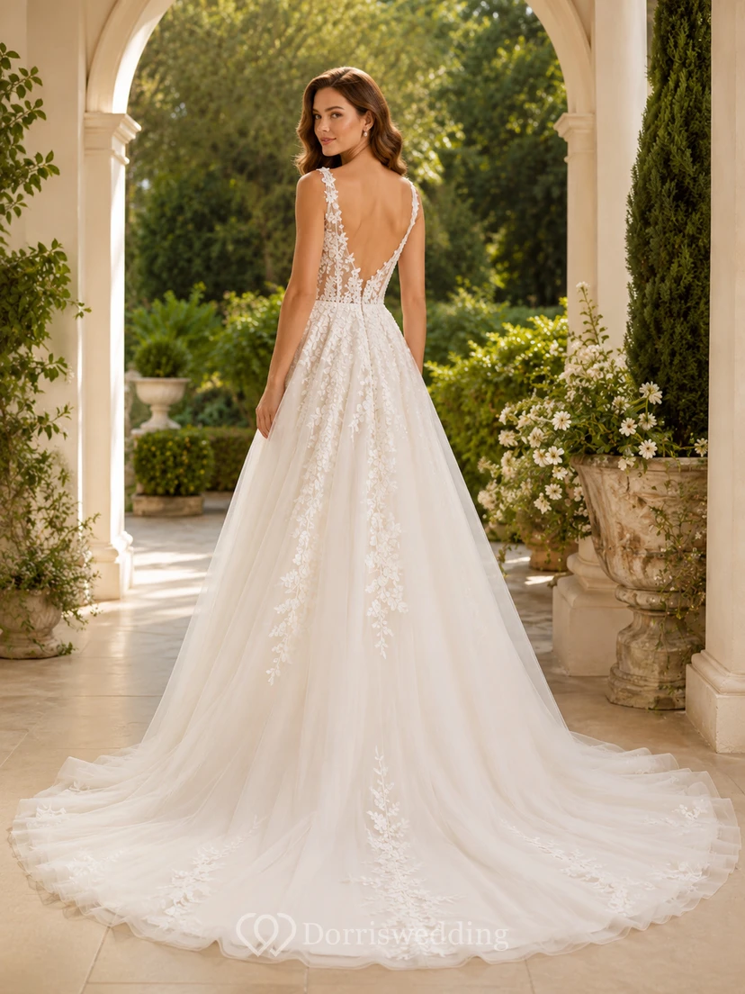 Robe de mariée trapèze à bretelles en dentelle florale et décolleté plongeant en V, avec traîne chapelle à plusieurs épaisseurs view 2