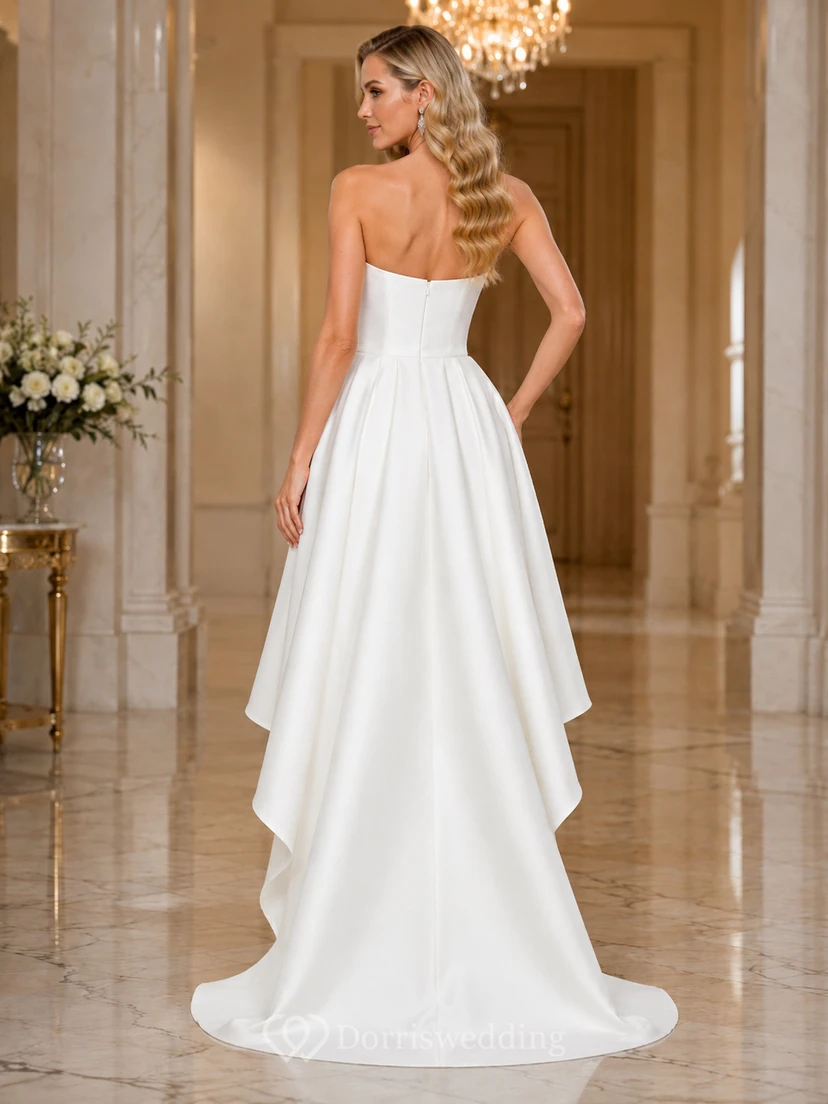 Robe de mariée de luxe en satin, coupe trapèze asymétrique, bustier sans manches, style architectural, sans manches. view 2