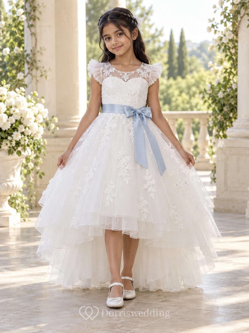 Vestido de niña de flores blanco con estampado floral, corte en A, mangas cortas, fajín azul y falda asimétrica.