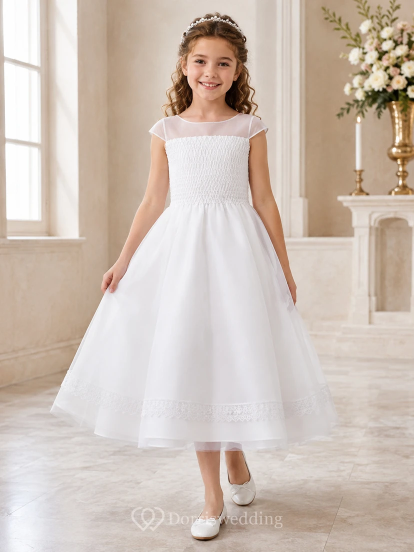 Weißes, gerafftes Tüllkleid mit Illusionsausschnitt, Spitzenärmeln, geraffter Taille und bodenlangem Kommunionskleid für Blumenmädchen