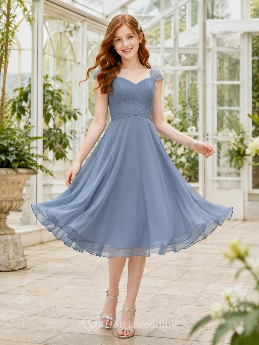 Schieferblaues Brautjungfernkleid in A-Linie mit herzförmigem Ausschnitt, kurzen Blütenblattärmeln und Teelänge aus elegantem Chiffon.