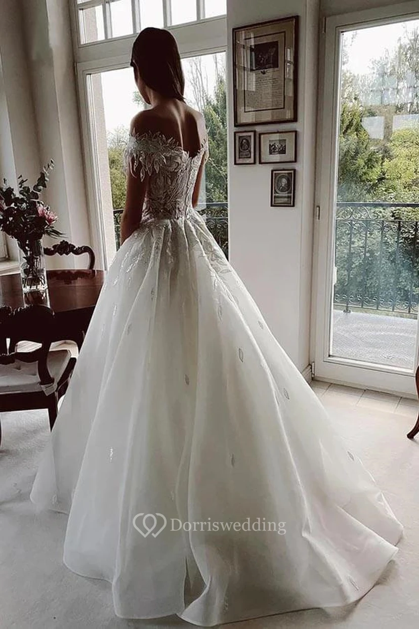 Adorable vestido de novia de corte A con tul, escote Bardot y encaje. view 2