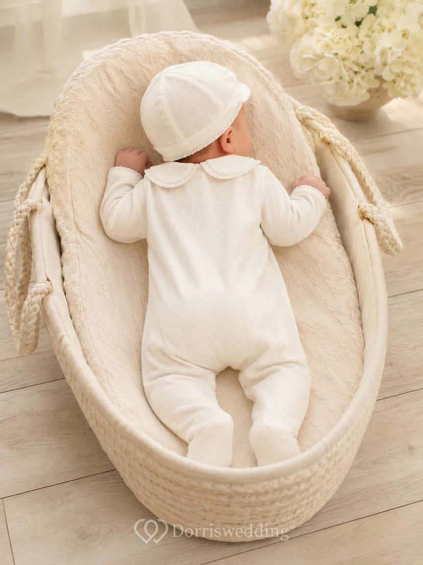 Pijama enterizo blanco de manga larga con cuello Peter para recién nacido, ideal para bautizo de niño. view 2
