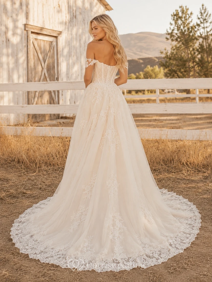 Boho-Brautkleid im Landhausstil mit schulterfreiem Schnitt, A-Linie, hohem Saum und Kapellenschleppe aus Spitze view 2