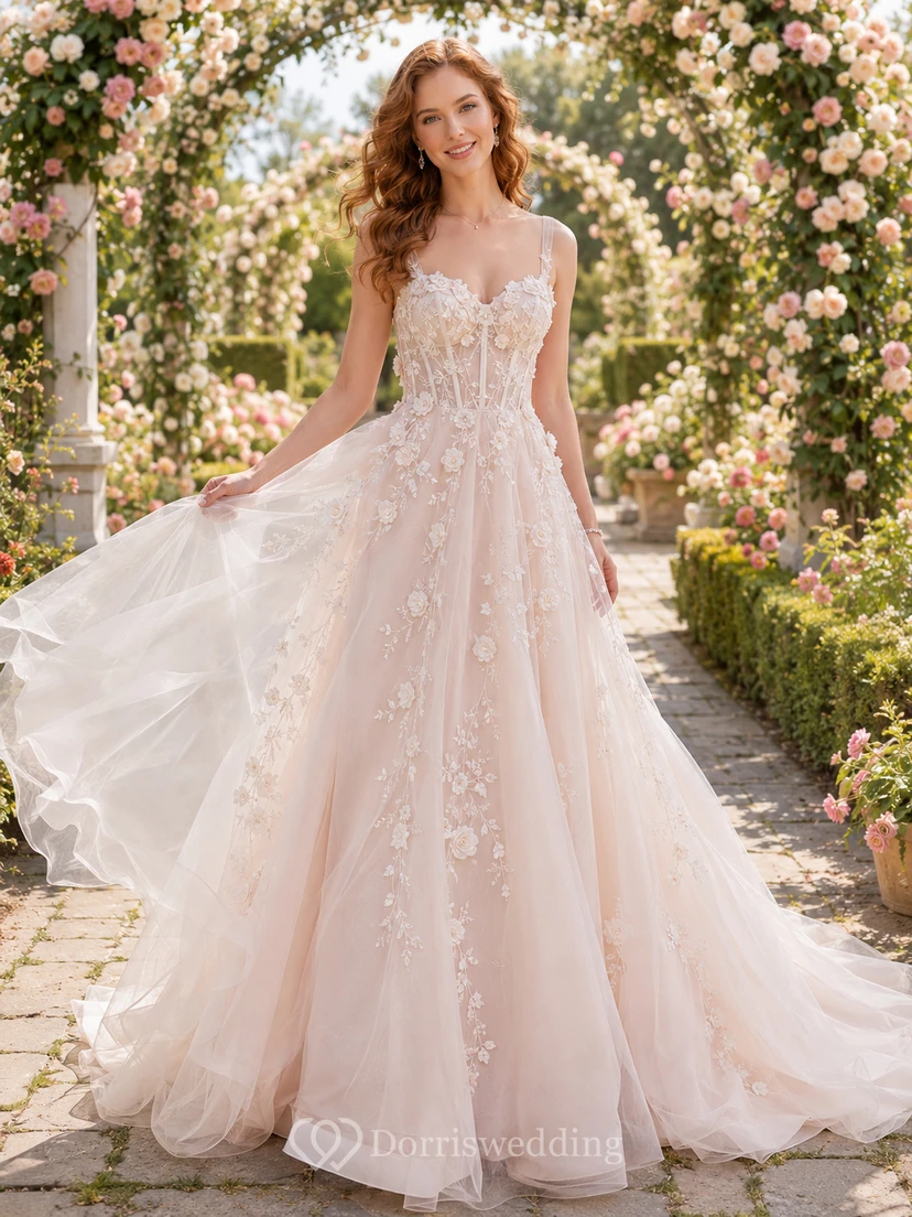 Vestido de novia rosa rubor de tul y encaje, corte en A, escote en V, sin mangas, cola larga y apliques.