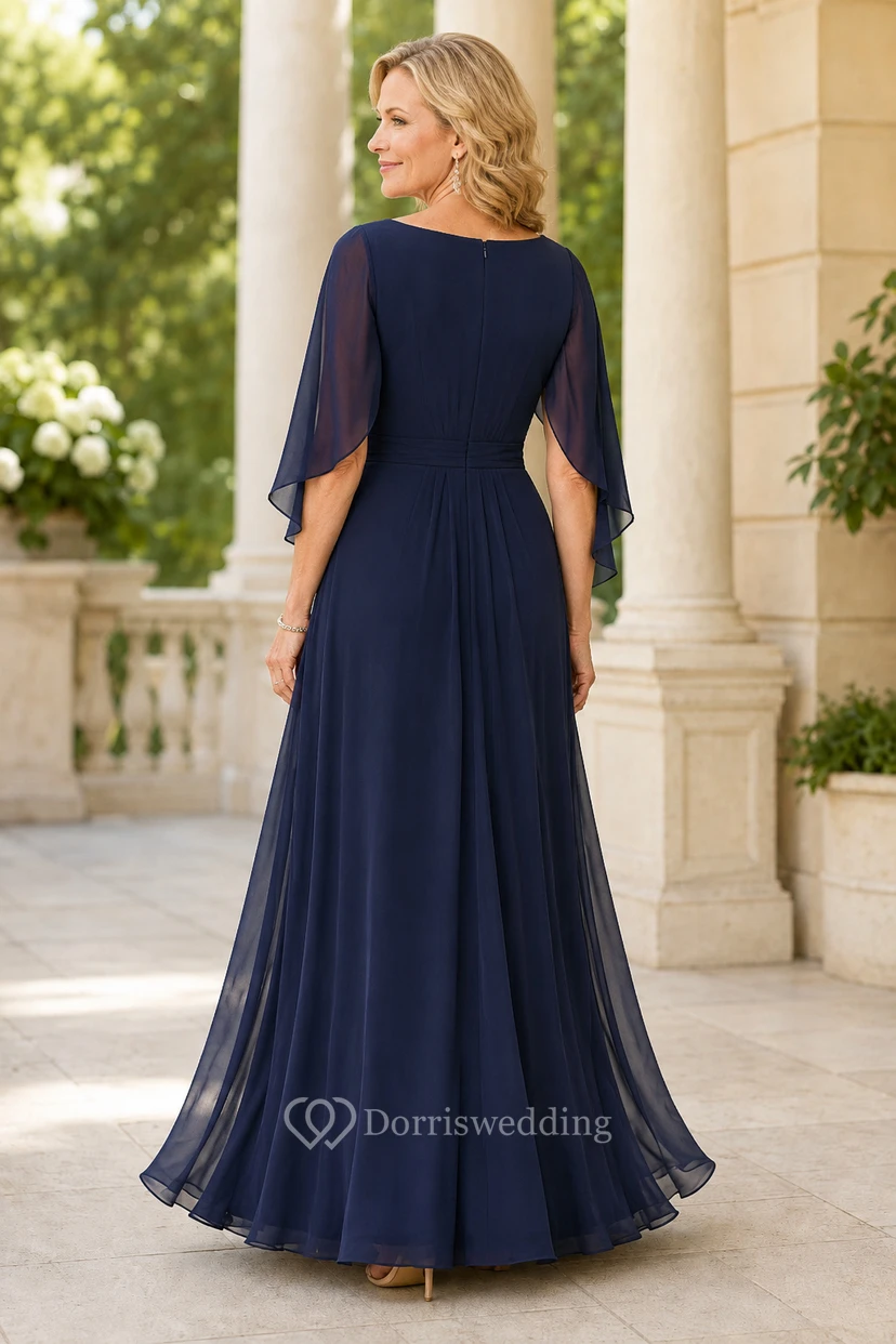 Marineblaues, plissiertes Chiffon-Mutterkleid mit Cape-Ärmeln view 2