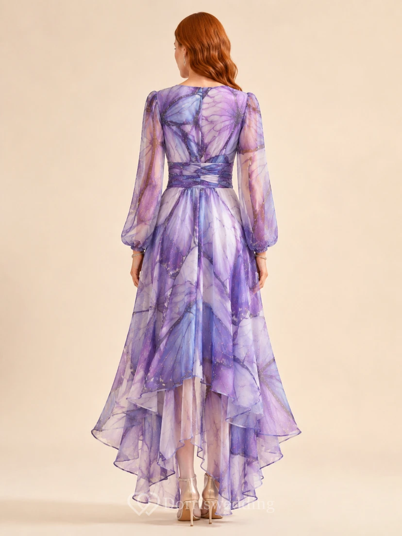 Vestido largo cruzado de gasa con estampado de alas de mariposa moradas y manga larga, corte asimétrico. view 2