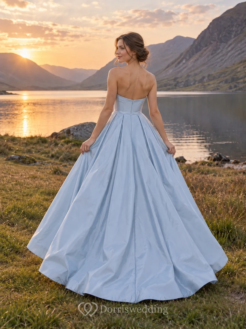 Vestido de novia sencillo azul cielo sin tirantes ni mangas, de tafetán, estilo princesa. view 2