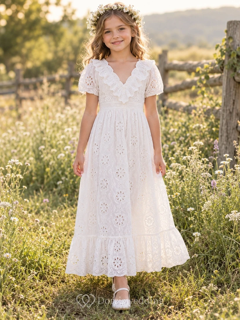 Vestido de niña de flores blanco, sencillo, con estampado floral, corte en A, encaje, manga corta, largo hasta los tobillos y escote en V con volantes.