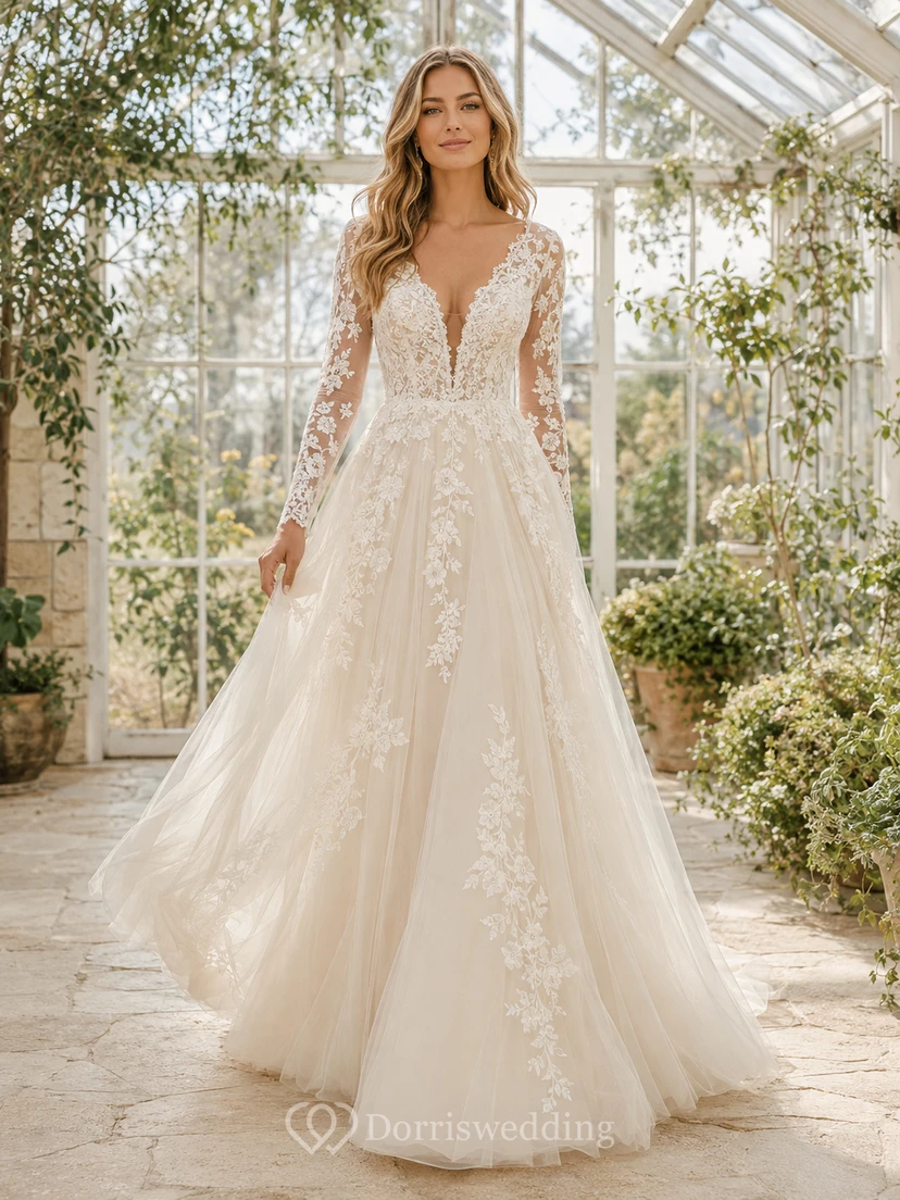 Robe de mariée bohème trapèze, décolleté en V profond, manches longues illusion en dentelle, traîne chapelle