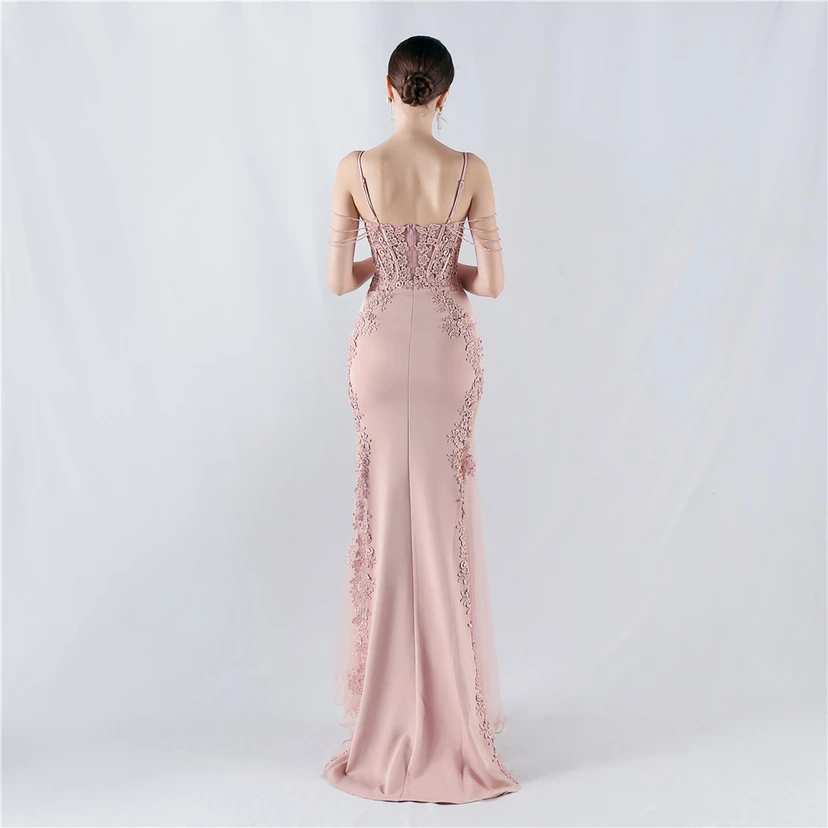 Robe de soirée à col montant en dentelle et perles, ornée d'un gilet à chevrons et d'un haut en dentelle. view 82