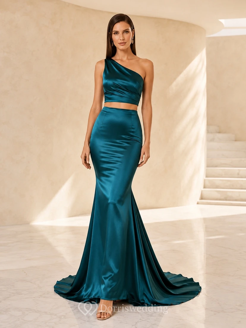Zweiteiliges dunkelgrünes, einseitig schulterfreies Brautkleid aus Satin im Meerjungfrauenstil mit Schleppe