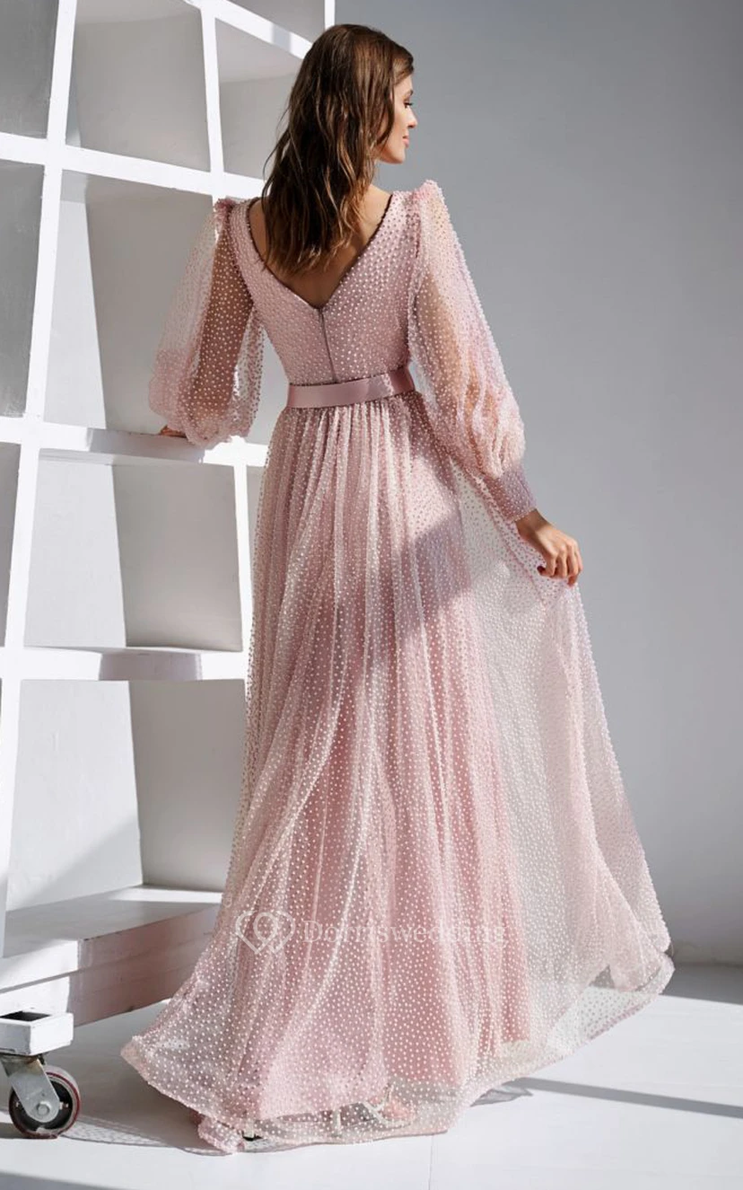 Robe fourreau à manches longues bouffantes, fente sur le devant et décolleté en V avec ceinture et dos nu en V. view 2