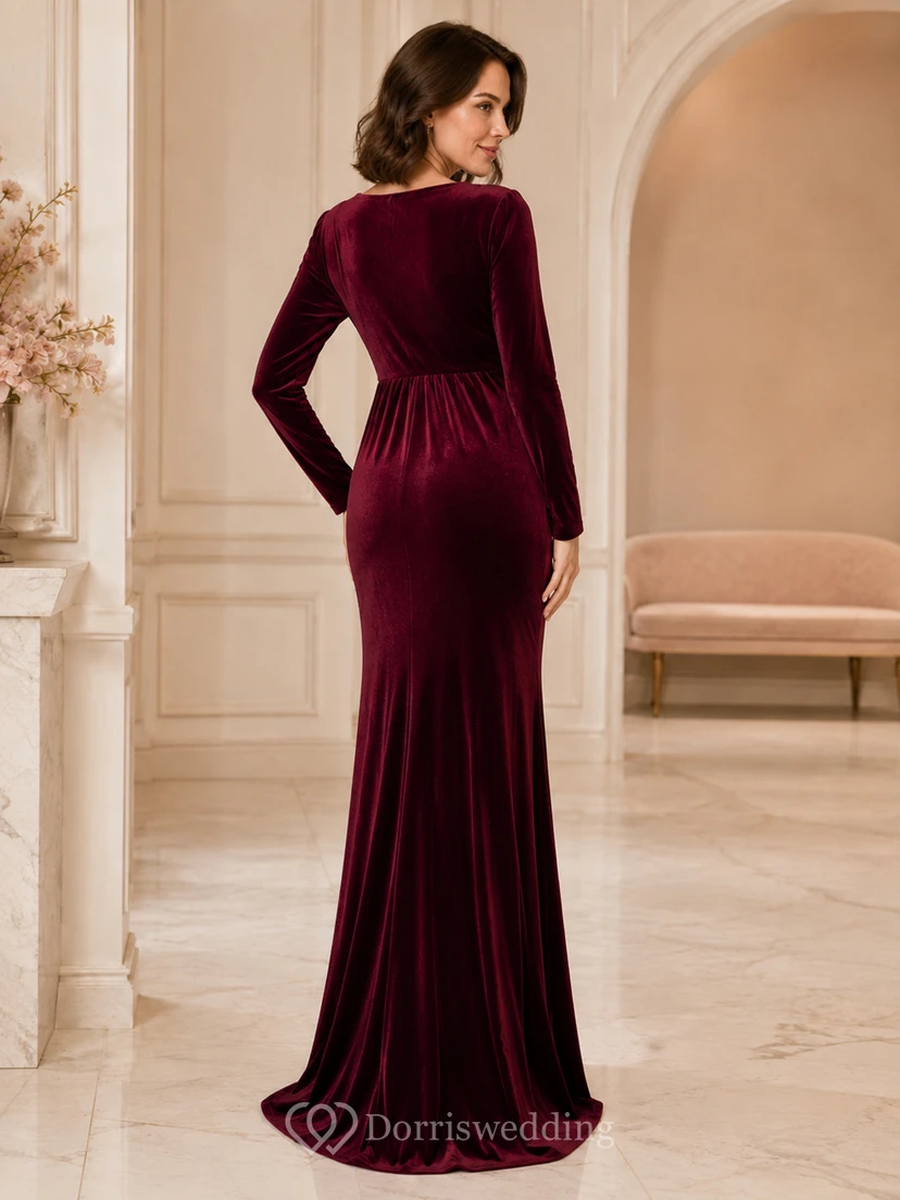 Vestido de maternidad elegante de terciopelo color burdeos estilo sirena, largo hasta el suelo, con escote en V y manga larga, de Claret Cradle. view 2