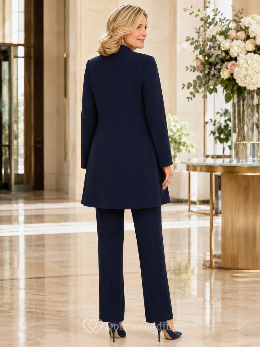 Dunkelblauer, schlichter, taillierter Hosenanzug mit geradem Bein, langen Ärmeln und elegantem Blazer-Detail an der Vorderseite – perfekt für die Mutter der Braut. view 2