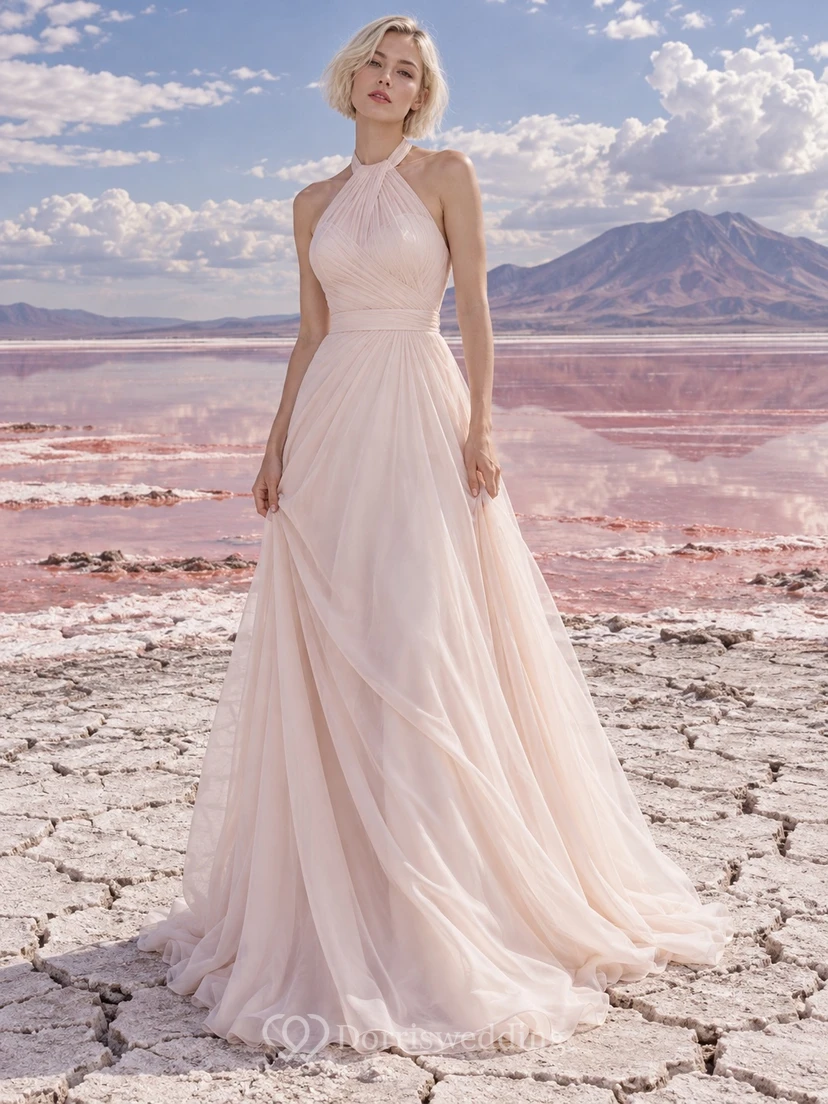 Vestido de novia sencillo de gasa rosa empolvado con cuello alto, escote halter y corte en A.