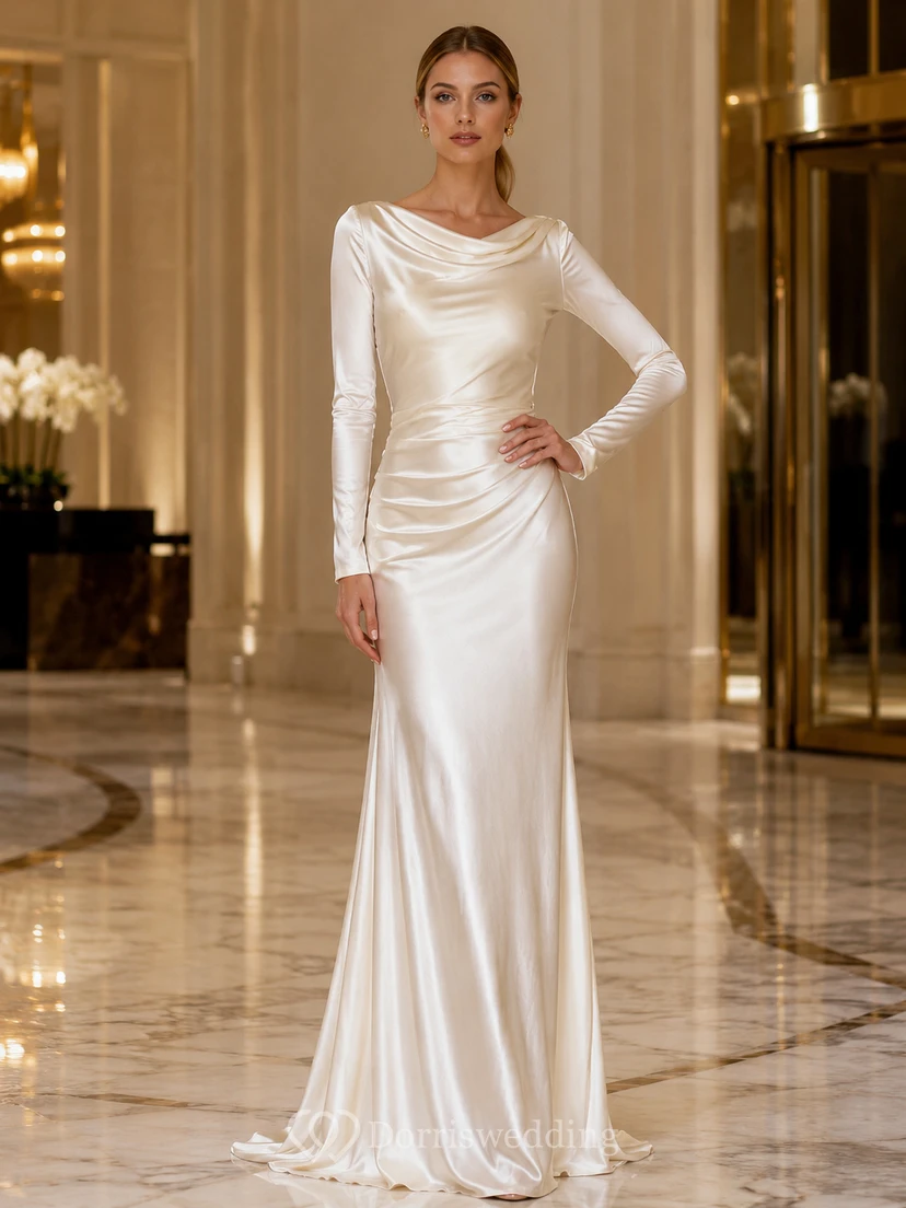 Weißes, schlichtes, bodenlanges Abendkleid aus Satin mit Wasserfallausschnitt und drapierten Ärmeln