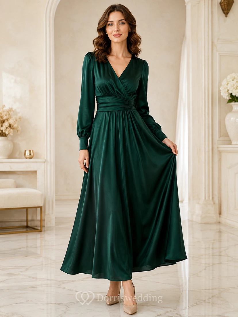 Dunkelgrünes, knöchellanges, gerafftes A-Linien-Kleid aus Satin mit V-Ausschnitt und langen Ärmeln von Bayram