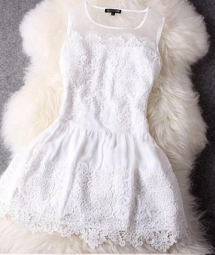 Nuevo vestido corto sin mangas con efecto ilusión y encaje para la fiesta de bienvenida. view 3