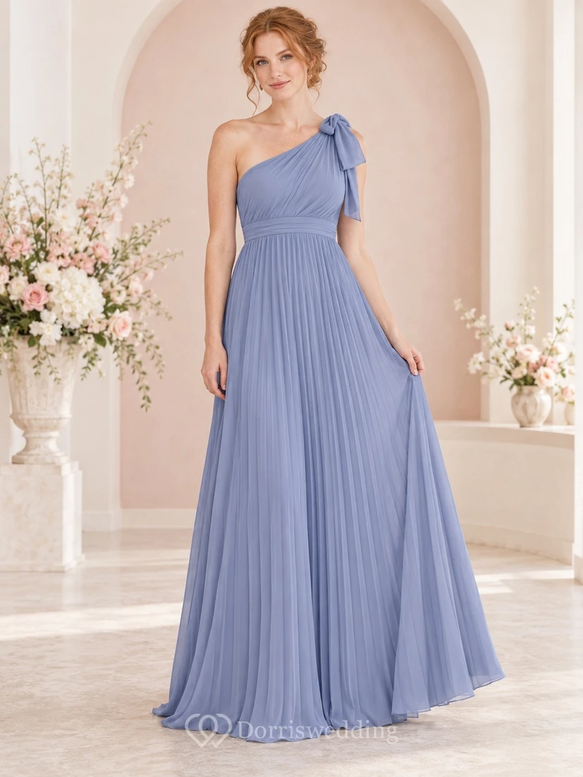 Sommerliches, periwinkelfarbenes Chiffon-Brautjungfernkleid mit One-Shoulder-Schleife, Empire-Rock und Faltenrock, bodenlang